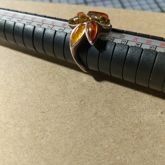 Amber set in leaf pattern - Picture 3 of 5